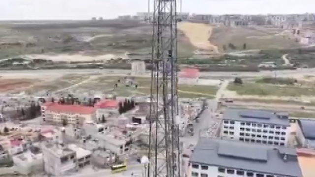 İntihar için elektrik direğine çıkan şahıs, polis dronu ile vazgeçirildi