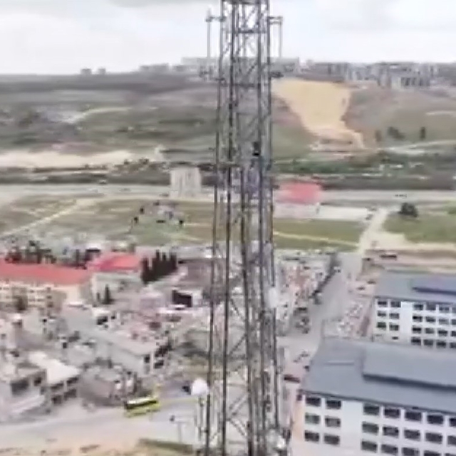 İntihar için elektrik direğine çıkan şahıs, polis dronu ile vazgeçirildi