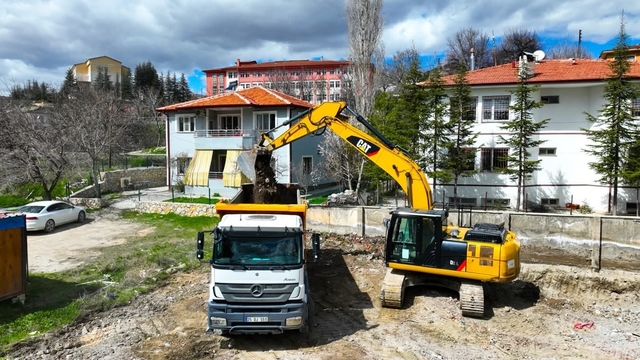 Darende'de İlçe Halk Kütüphanesi için ilk kazma vuruldu