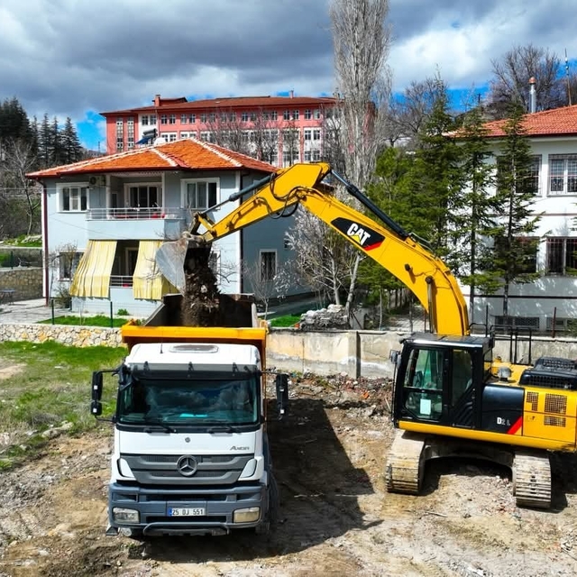 Darende'de İlçe Halk Kütüphanesi için ilk kazma vuruldu