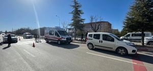 Hafif ticari aracın çarptığı hemşirelik bölümü öğrencisi genç kız yaralandı