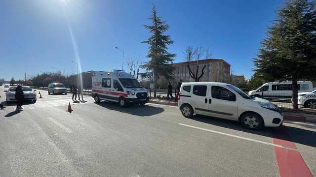 Hafif ticari aracın çarptığı hemşirelik bölümü öğrencisi genç kız yaralandı