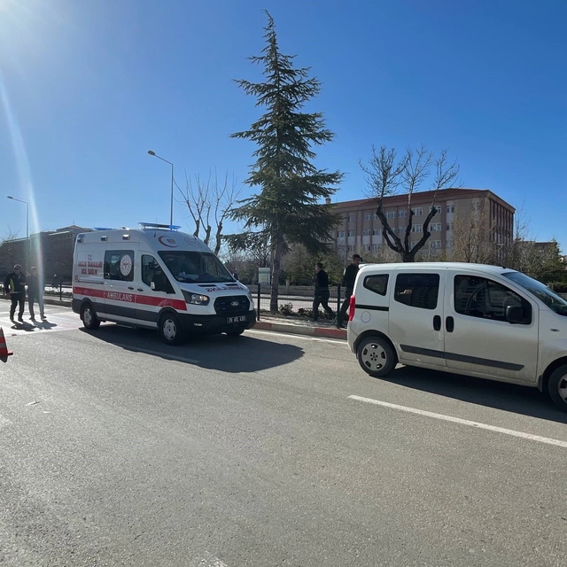Hafif ticari aracın çarptığı hemşirelik bölümü öğrencisi genç kız yaralandı