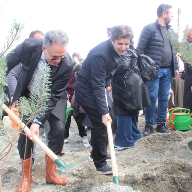"Kadınlarla El Ele Bir Fidan Bin Nefes" etkinliğinde fidanlar toprakla bulu...