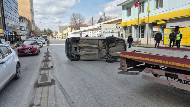 Yan yatan otomobilin sürücüsü kazadan yara almadan kurtuldu