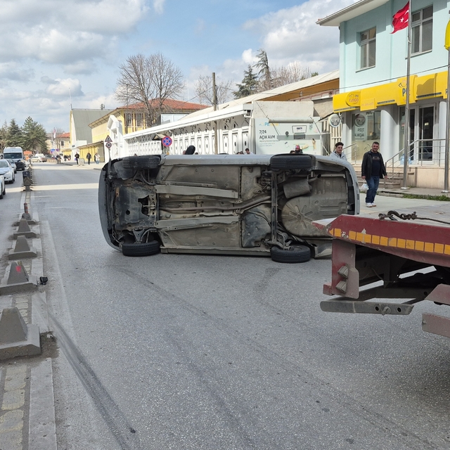 Yan yatan otomobilin sürücüsü kazadan yara almadan kurtuldu