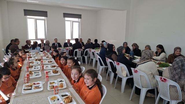 Hisarcık Atatürk İlkokulunda"Aile Yılı" teması kapsamında okul-aile kahvaltı etkinliği