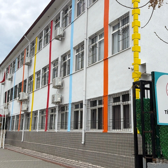 Sınıfın düşen tavan sıvası 3 öğrenciyi yaraladı