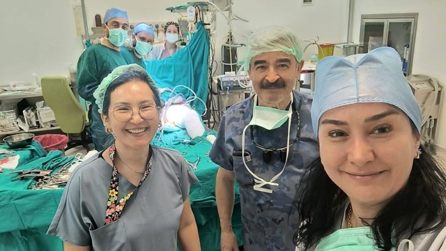 Tıbbın gücü kadar moralin de iyileştirici bir yönü var
Kalp ve Damar Cerrahisi uzmanı Opr. Doktor Muharrem Şenel;
"Asıl iyileşme, insanın sevdiklerini yanında hissetmesiyle başlar"