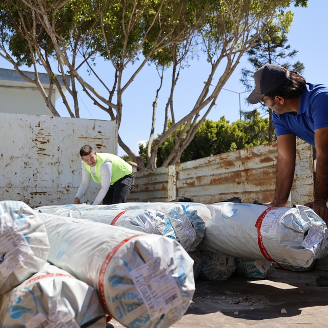 Hortum ve yağıştan zarar gören Kumlucalı çiftçilere sera naylonu desteği