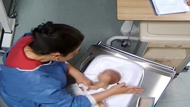 Bebeğe şiddet uygulayan hemşire: "Ben de bir anneyim evladımın yanında olmalıyım"
Bebeğe şiddet uyguladığı iddiasıyla yargılanan hemşire: "Ben tedavi yapmaktaydım. Benim tek amacım hastaları tedavi etmektir"