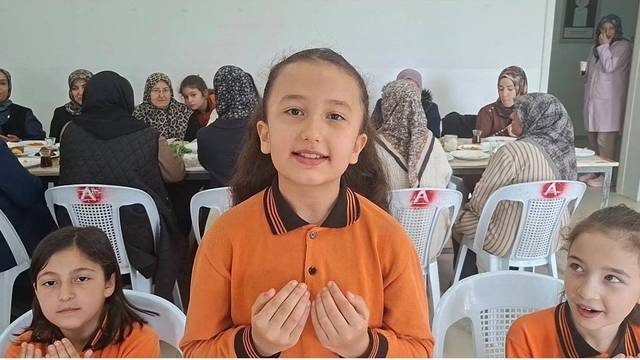 Minik Birsen'in yemek duası gönülleri fethetti