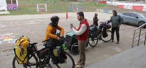 İspanyol gezgin çift, Sivas'ta sıra gecesi ile tanıştı Kazakistan'da köpek sahiplenen İspanyol çift, dünya turuna devam ediyor