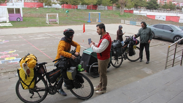 İspanyol gezgin çift, Sivas'ta sıra gecesi ile tanıştı
Kazakistan'da köpek sahiplenen İspanyol çift, dünya turuna devam ediyor