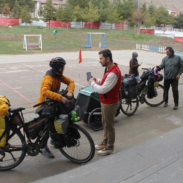İspanyol gezgin çift, Sivas'ta sıra gecesi ile tanıştı
Kazakistan'da köpek...
