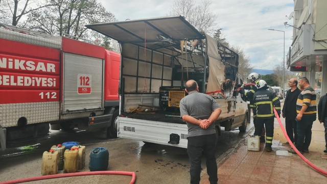 Tokat'ta jeneratörden çıkan kıvılcım aracı yaktı