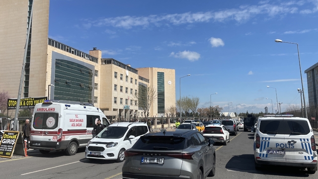 Diyarbakır Adliyesi ek binası önünde çıkan bıçaklı kavgada 3 kişi yaralandı