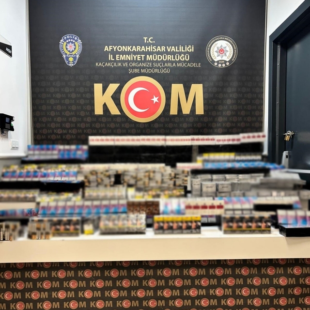 Saman yüklü tırlarda yaklaşık 5 bin paket kaçak sigara ele geçirildi