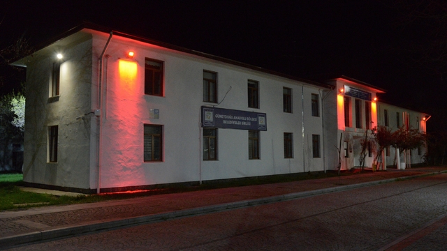 Kırmızı ışıklar eşit yaşam için yandı