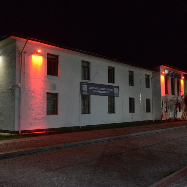 Kırmızı ışıklar eşit yaşam için yandı