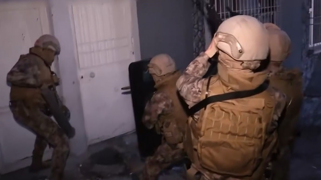 Gaziantep'te siber dolandırıcılık operasyonu: 20 gözaltı
Şüphelilerin banka hesaplarında 22 milyon 300 bin TL'lik hareket tespit edildi