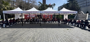 Sahil bandında kitap okudular