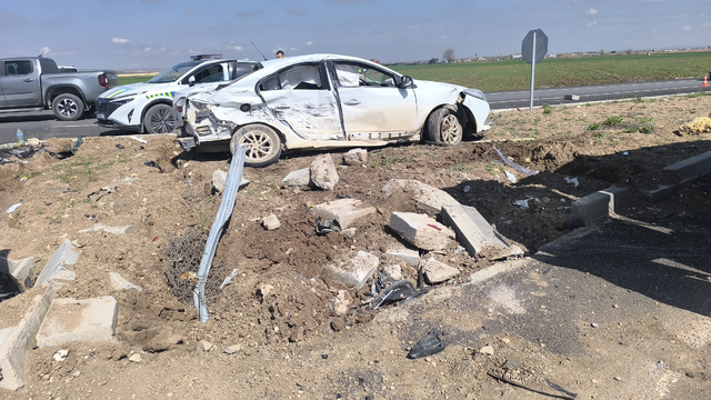 Şanlıurfa'da kamyonla çarpışan otomobilin sürücüsü yaralandı