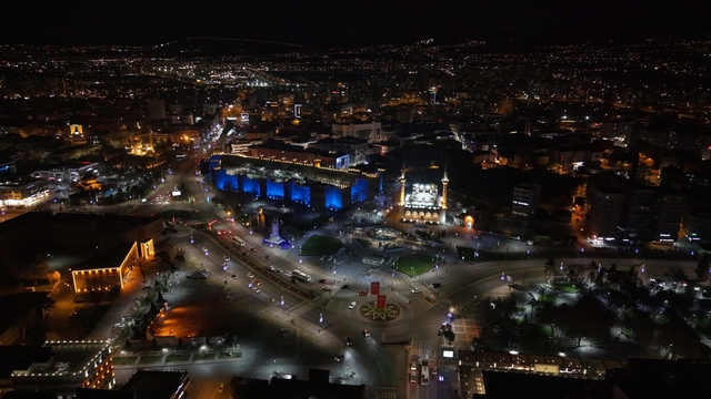 Tarihi Kayseri Kalesi ve saat kulesine 'otizm' farkındalığı
