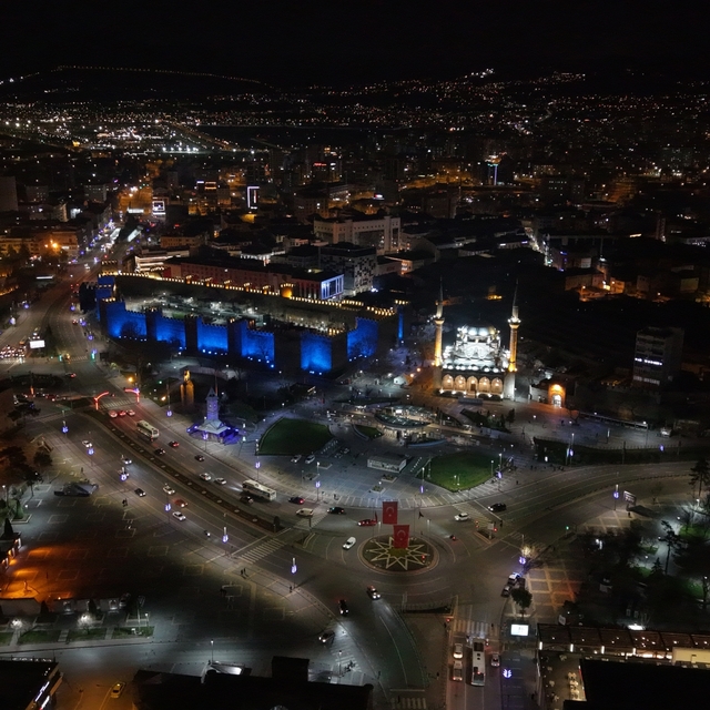 Tarihi Kayseri Kalesi ve saat kulesine 'otizm' farkındalığı
