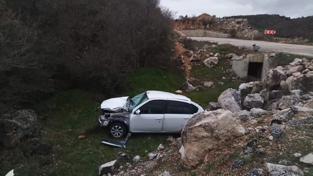 Kontrolden çıkan otomobil şarampole uçtu, sürücüsü yaralandı