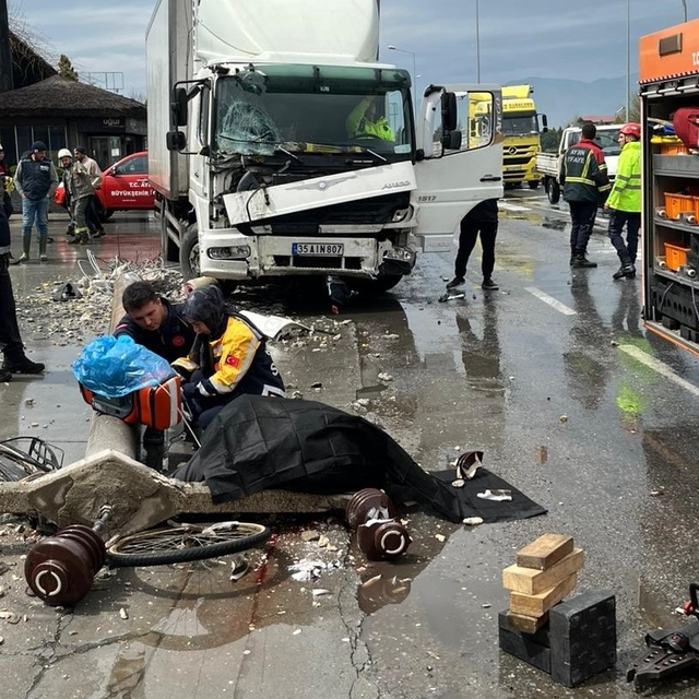 Beton direğin altında kalan bisikletli hayatını kaybetti