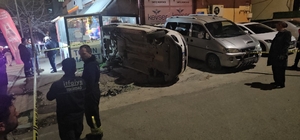 Kontrolden çıkan hafif ticari araç markete daldı: 2 yaralı