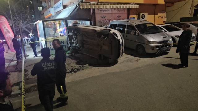 Kontrolden çıkan hafif ticari araç markete daldı: 2 yaralı