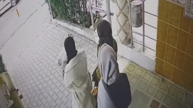 Ev fareleri kameraya yakalandı
3 farklı ikametten 450 bin TL hırsızlık güvenlik kamerasına yansıdı