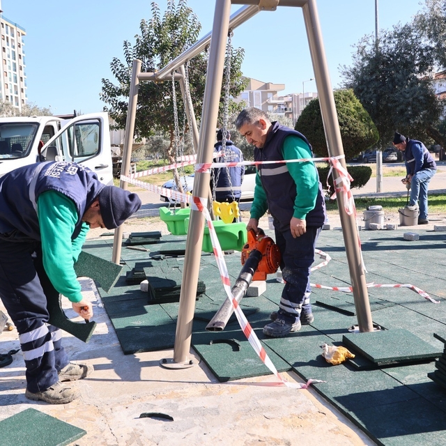 Efeler'deki parklarda yenileme çalışmaları sürüyor