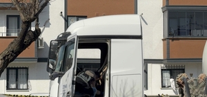 TIR’ın altına saklanıp, husumetli olduğu kardeşini öldürdü