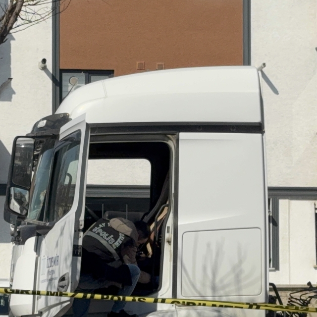 TIR'ın altına saklanıp, husumetli olduğu kardeşini öldürdü