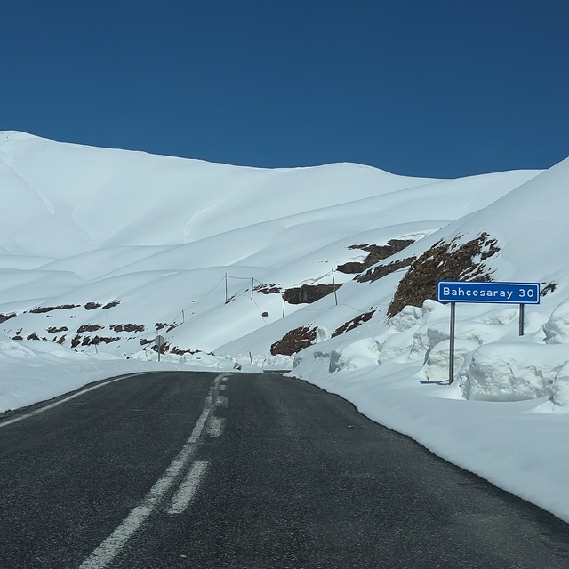 Bahçesaray yolundaki çalışmalara çığ riski nedeniyle ara verildi