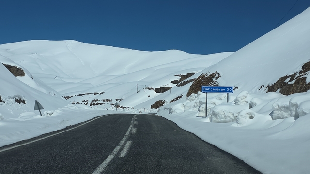 Bahçesaray yolundaki çalışmalara çığ riski nedeniyle ara verildi