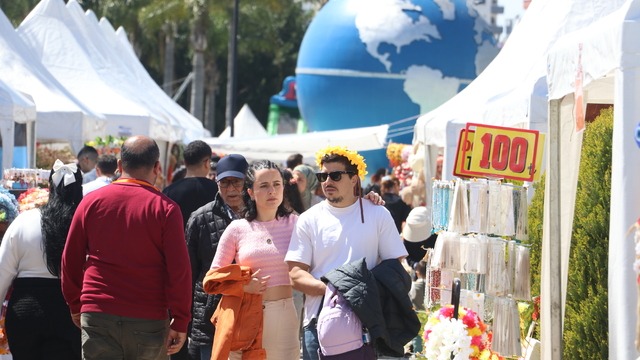 Adana'da 14. Uluslararası Portakal Çiçeği Karnavalı başladı