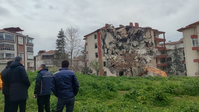 Tekirdağ'da riskli olduğu tespit edilen 99 dairenin yıkımına başlandı