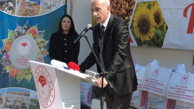 Gölbaşı'nda üreticilere nohut tohumu dağıtıldı