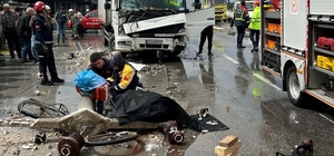 Kazada kamyonun devirdiği beton elektrik direğinin altında kalan bisikletli öldü