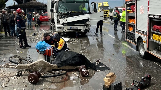 Kazada kamyonun devirdiği beton elektrik direğinin altında kalan bisikletli öldü