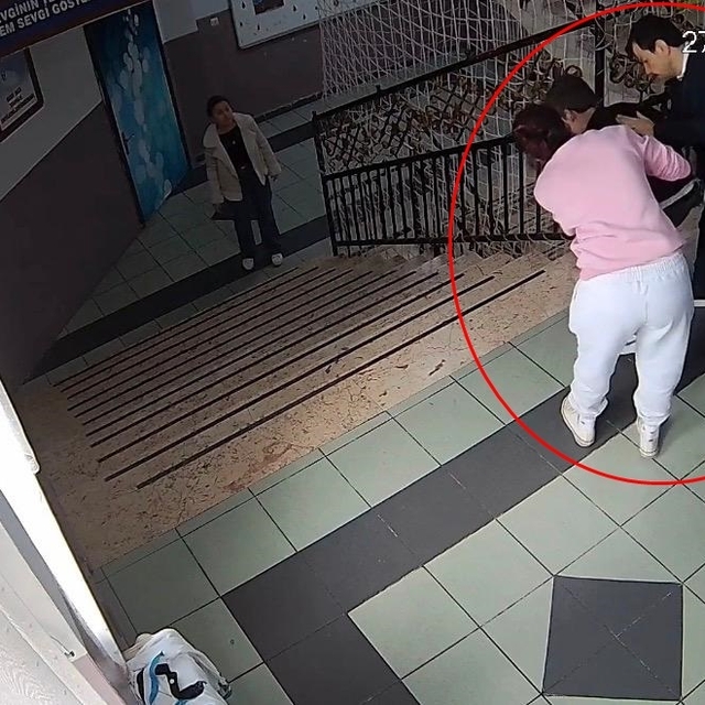 Nefes borusuna şeker kaçan öğrenciye okul müdürü kurtardı; olay kamerada