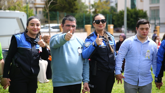 Otizmli çocuklar üstü açık otobüsle Adana'yı gezdi