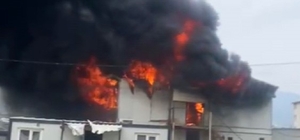 İşçilerin kaldığı 2 katlı yatakhane alevlere teslim oldu