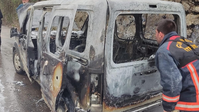 Çınarcık'ta park halindeki araçta çıkan yangın söndürüldü