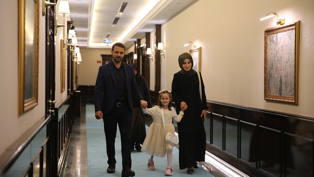 Protez bacakla yeniden yürümeye başlayan Zeynep, Hatay Valisi Masatlı'yı ziyaret etti