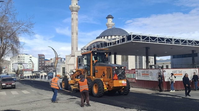Kars'ta şehir içi yollar yenileniyor: Caddelere karayolları eli değdi